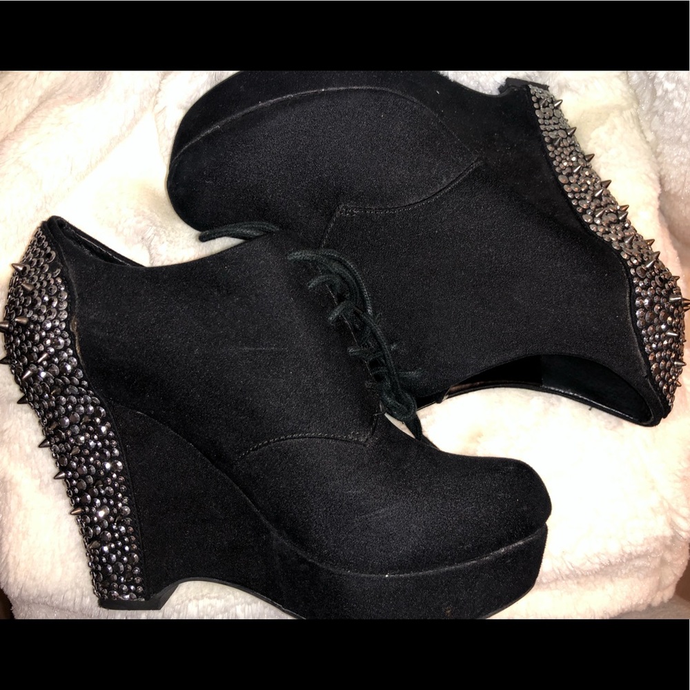 Gianni Bini booties size 6, black with spikes